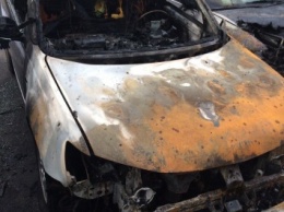 Неизвестные сожгли автомобили офицеров Госпогранслужбы в Житомире