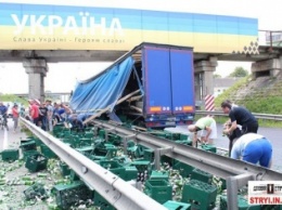 На Львовщине люди растаскивали пиво из попавшей в аварию фуры прямо под баннером "Слава Украине - героям слава"