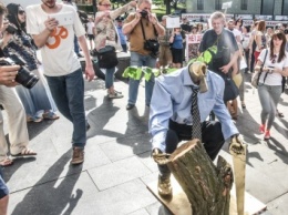 Борцы против застройки центра Одессы открыли памятник у мэрии (фото)