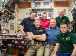 Сегодня ночью три космонавта возвращаются с Международной космической станции