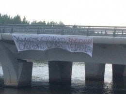 Плакат на питерском мосту с призывами Кадырова убивать русских вызвал ажиотаж