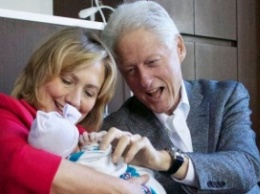 Клинтон во второй раз стала бабушкой