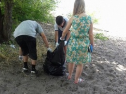 В Запорожье 20 активистов очистили пляж от мусора