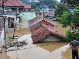 Во время наводнения в Индонезии погибли 24 человека, еще 26 пропали без вести