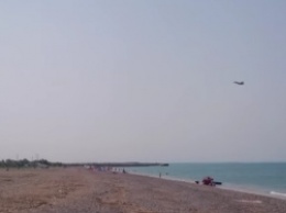 Ты, море, истребители: В Сети появилось новое видео с крымских пляжей (ВИДЕО)