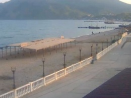 Новые подробности провального туристического сезона в Крыму: в Сети обнародовано видео с пустынными крымскими пляжами