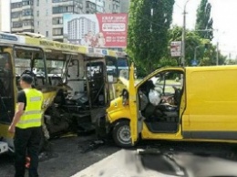 В Луцке микроавтобус въехал в маршрутку: 7 пострадавших (ФОТО) (ВИДЕО)