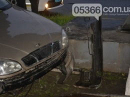 В Кременчуге мужчина на авто «не вписался» в поворот и врезался в рекламный щит (ФОТО)