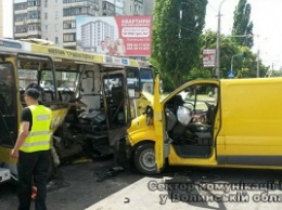 В Луцке маршрутное такси попало в аварию