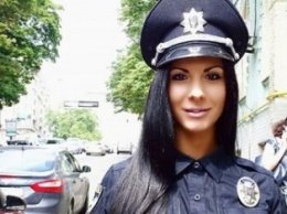 Сексапильная красотка из киевской полиции выложила в Инстаграм видео, где она орудует бензопилой