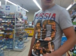 В криворожском супермаркете свободно разгуливал неизвестный в футболке с надписью "Russia" (ФОТО)