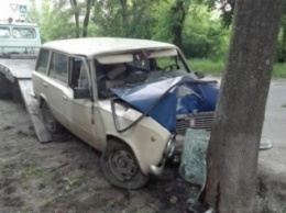 На ХТЗ водитель "легковушки" протаранил дерево: трое девушек в больнице (ФОТО)