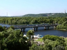 В Киеве на мосту Метро будет частично ограничено движение транспорта