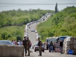 Километровые очереди на КПВВ Донбасса: тысячи человек стоят палящем солнцем