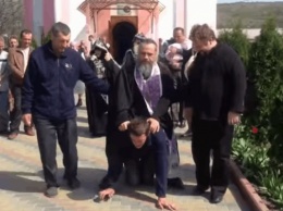 Сеть в шоке: в Приднестровье батюшка верхом ездил на "одержимом" (ВИДЕО)