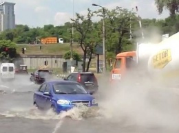 Вчера в Киеве прорвало трубу с горячей водой (ВИДЕО)