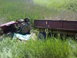 В Хмельницкой обл. перевернулся самодельный трактор, водитель погиб на месте