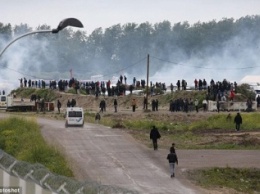 В Кале мигранты устроили беспорядки. Полиция применила слезоточивый газ