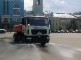 В Киеве из-за жары усилили полив дорог