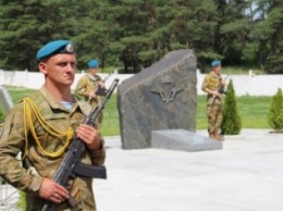 На Днепропетровщине память о погибших в АТО десантниках увековечили в граните (ФОТО)