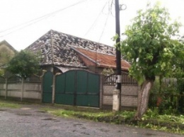 На Закарпатье град продырявил крыши домов (фото)