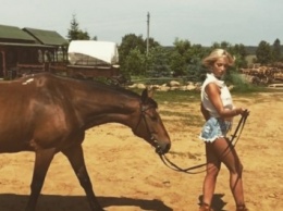 Ольга Бузова вульгарна даже верхом на лошади без седла и с голой грудью