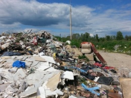 Во Львове неизвестные заблокировали пункт перегрузки мусора в Киев