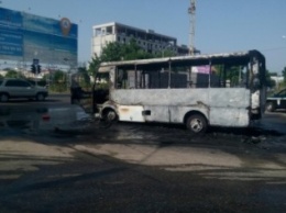Из горящего в Одессе автобуса выпрыгнул маршрутчик: подробности и фото (ФОТО)