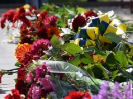 Николаевцы принесли цветы к Вечному огню в День скорби и памяти жертв войны