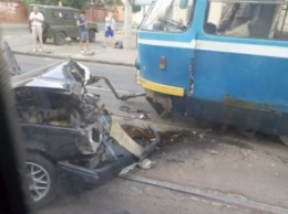 Разрушительная авария. Одессит на авто протаранил трамвай (ФОТО)