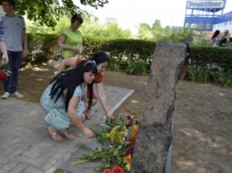 Представители Национального аграрного университета возложили цветы у памятного знака узникам концлагеря «Шталаг»