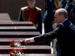 Путин демонстративно возложил цветы Киеву и Одессе (ФОТО)
