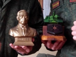 Всем спасибо: В России военных наградили бюстами Путина (ФОТО)