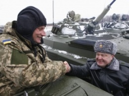 Украинские нацгвардейцы завалили на бок танк "Перун"