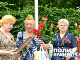 У Вечного огня киевские полицаи попытались декоммунизировать старушку с просоветской символикой