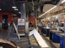 Потолок львовского ТРЦ рухнул на посетителей (фото)