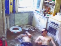 Россиянин превратил кухню хрущевки в бассейн (ВИДЕО)