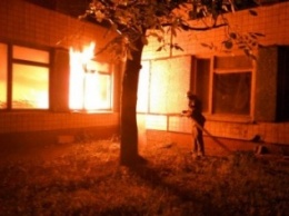 Патрульные полицейские вывели вахтера из горящего здания (ФОТО)