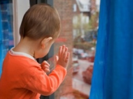 В Каменском из окна многоэтажки выпал годовалый ребенок