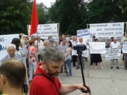 Протест профсоюзов в Днепре: несколько десятков активистов под красно-черными знаменами и Марченко в придачу