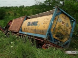 На Николаевщине перевернулся грузовик, объезжавший яму на дороге
