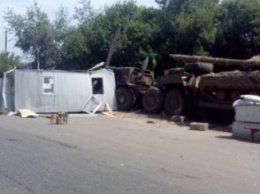 Военный тягач протаранил блокпост под Лисичанском: есть погибшие и раненные