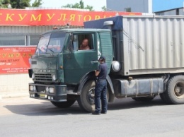 В Николаеве введен температурный режим: полиция не пускает груженные фуры в город