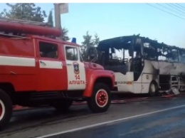 У села Верхняя Кутузовка в Крыму сгорел пассажирский автобус (ВИДЕО)