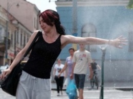В Черновцах от жары спасаются в импровизированных фонтанах