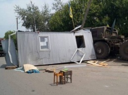 В Лисичанске военный тягач врезался в блокпост