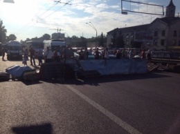 Активисты перекрыли проспект в Киеве (фото)