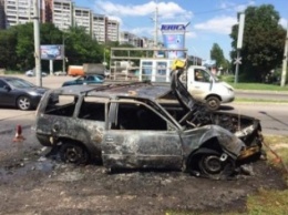 На Запорожском шоссе легковушка врезалась в столб и сгорела дотла (ФОТО)