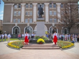 Ко Дню Конституции в Кривом Роге прошло торжественное возложение цветов у памятника Т.Г. Шевченко