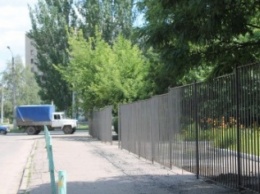 Еще одну из школ города Славянска огораживают забором